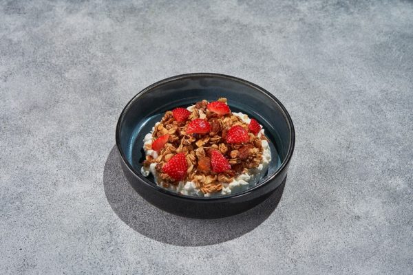 Творог с гранолой и клубникой