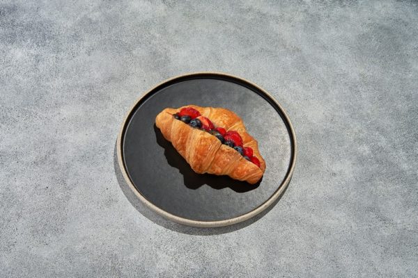 Круассан с заварным кремом и ягодами