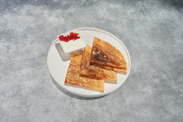 Блины со сметаной и красной икрой