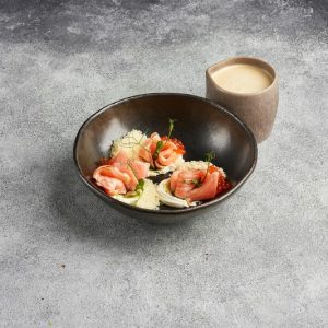 Сырный суп с копчёным лососем и красной икрой