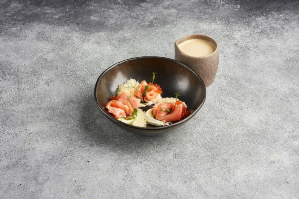 Сырный суп с копчёным лососем и красной икрой