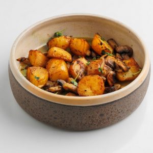 Молодой картофель с грибами
