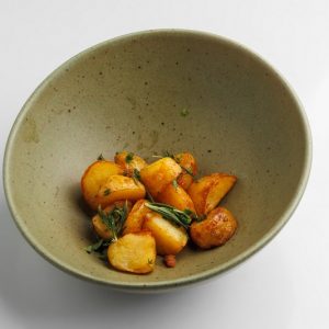 Молодой картофель с ароматными травами