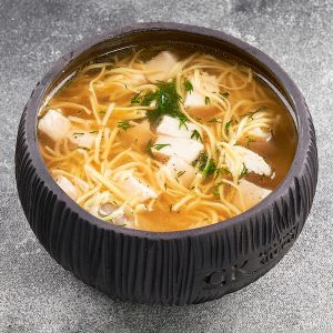 Куриный бульон с лапшой и курицей