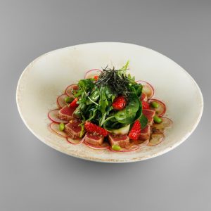 Салат с тунцом татаки