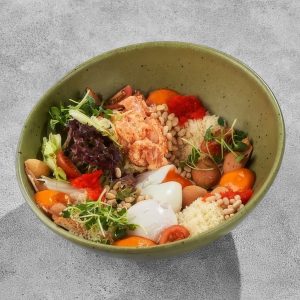 Гонконгский завтрак с яйцом пашот и тартар из лосося