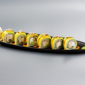 Ролл креветка- манго-авокадо