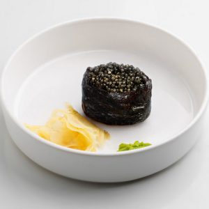 Гункан с чёрной икрой