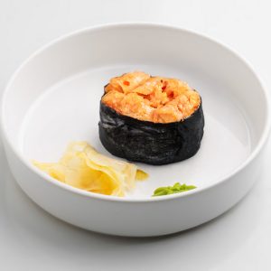 Гункан с острым лососем