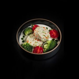 Биточки из индейки с сырным соусом и брокколи