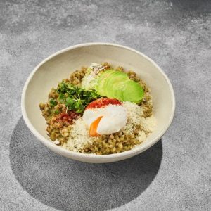 Зеленая гречка с яйцом пашот и авокадо