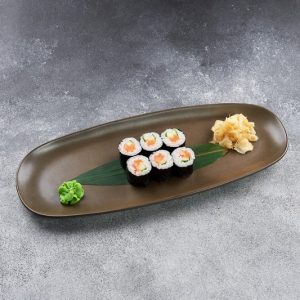 Ролл с лососем и огурцом