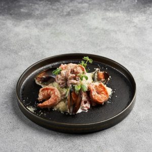 Тёплый салат с дарами моря