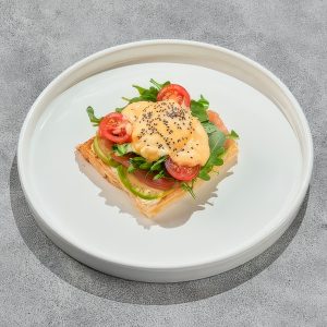 Бельгийская вафля с авокадо и лососем