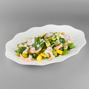 Салат с северными креветками, манго и авокадо