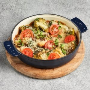 Брокколи с вялеными томатами и пармезаном