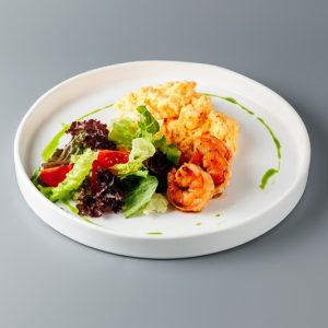 Скрамбл с тигровыми креветками  и сыром чеддер