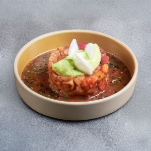 Трио тартар с кремом авокадо и соусом юдзу