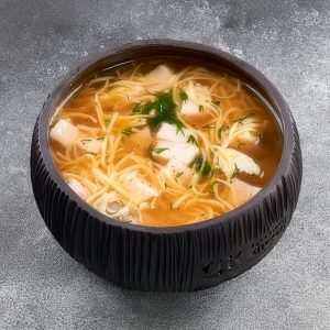 Куриный бульон с лапшой и курицей